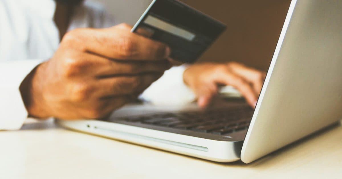Limite do cartão não é salário: o erro que quebra o brasileiro